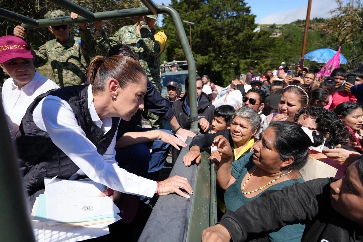 La presidenta, Claudia Sheinbaum Pardo, recorrió Pinal de Amoles, Querétaro, comunidad afectada por las intensas lluvias de la última semana. Foto