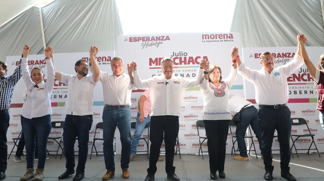 Julio Menchaca (centro), candidato de Morena, PT y Nueva Alianza a la gubernatura de Hidalgo. Foto Tomada del Twitter @juliomenchaca_