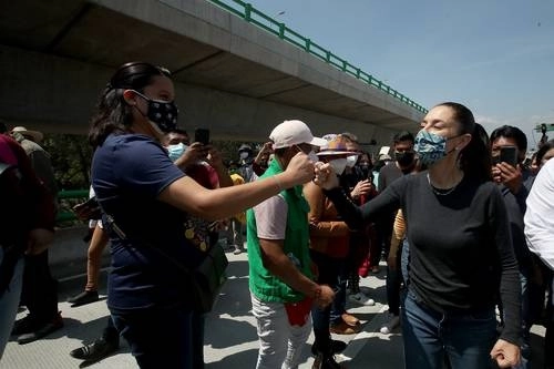 A pesar de la oposición vecinal que retrasó la obra, ayer fue abierto el puente que une las alcaldías Xochimilco e Iztapalapa. Foto José Antonio López