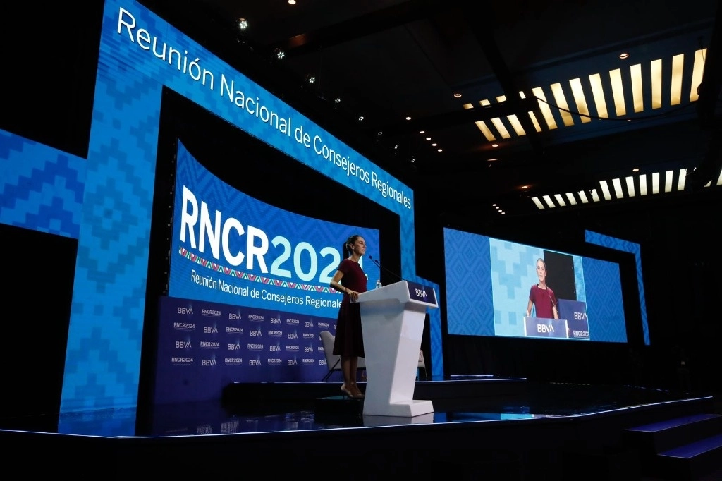 Claudia Sheinbaum, candidata a la presidencia por la coalición  Sigamos Haciendo Historia, en la Reunión Nacional de Consejeros Nacionales BBVA, modera Enrique Quintana, en el hotel Camino Real, Polanco, en la Ciudad de México, 6 de mayo de 2024. Cristina Rodríguez