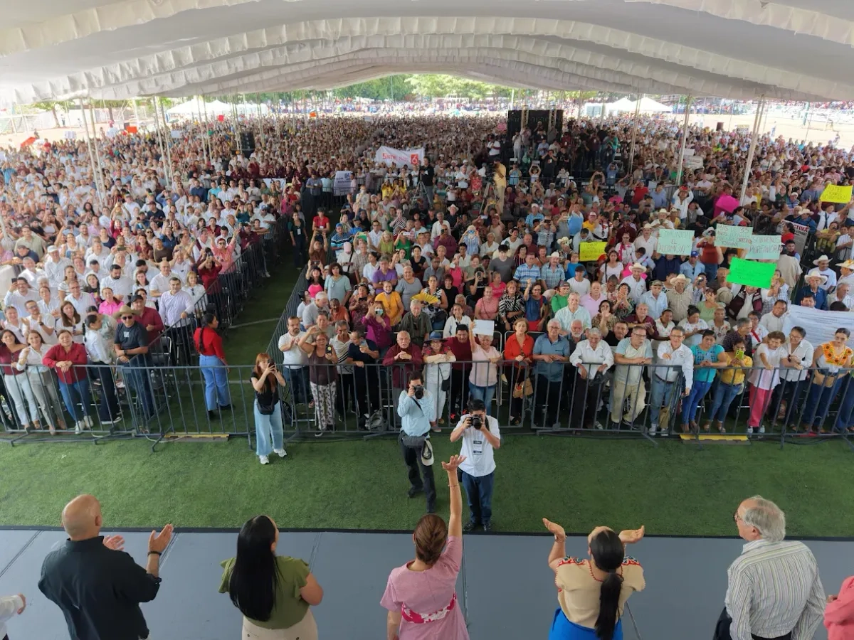 La presidenta Claudia Sheinbaum Pardo encabezó ayer actos en Jalisco y Colima. En Zapopan, fue ovacionada de pie por los asistentes al Centro Cultural Universitario. Más tarde, la jefa del Ejecutivo reiteró su compromiso de seguir aumentando el salario mínimo