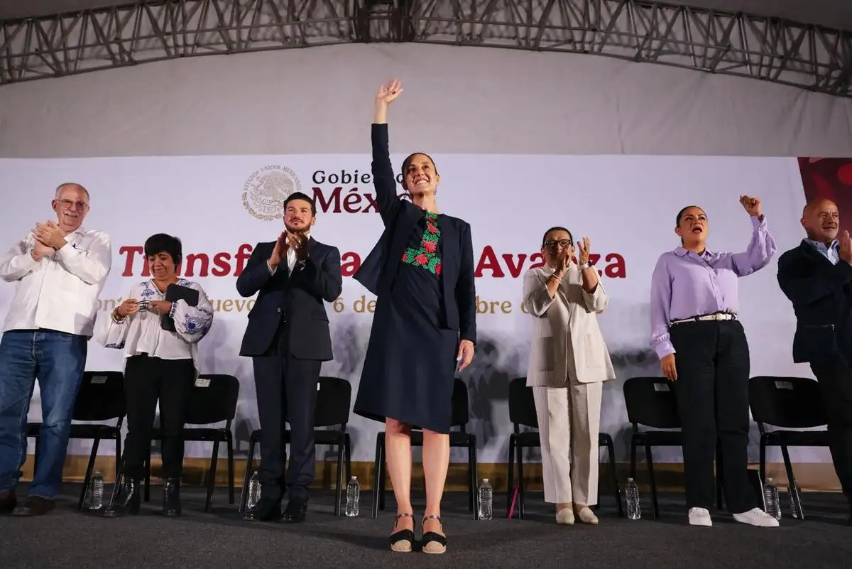 Estuvo acompañándola el gobernador de Nuevo León, Samuel García Sepúlveda, quien dio arranque al evento, sin embargo, al comenzar a dar su discurso, fue abucheado por el público. Foto