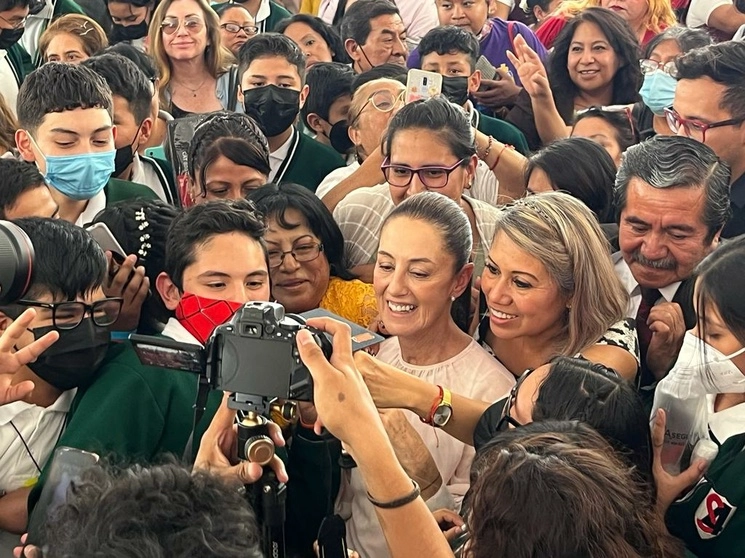 La jefa de Gobierno de la Ciudad de México, Claudia Sheinbaum, encabeza el evento "Mi beca, mi derecho" en la Escuela Secundaria número cuatro "Moisés Saenz", en la colonia Santa María La Ribera de la alcaldía Cuauhtémoc, el 13 de junio de 2023. Foto María Luisa Severiano



