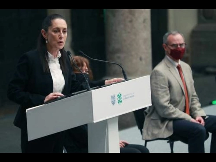 La jefa de Gobierno, Claudia Sheinbaum, presentó el reporte de la intervención del Gobierno de la Ciudad de México frente al Covid-19 ante el subsecretario federal de Prevención y Promoción de la Salud, Hugo López-Gatell, y el director del IMSS, Zoé Robledo, en el Museo de la Ciudad de México. Foto María Luisa Severiano