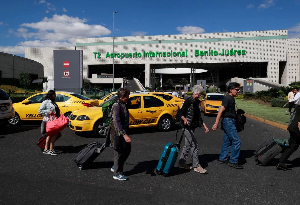 FIFA ha solicitado que durante el torneo el único servicio de taxis que se brinde en el aeropuerto capitalino sea el de aplicación. Foto
