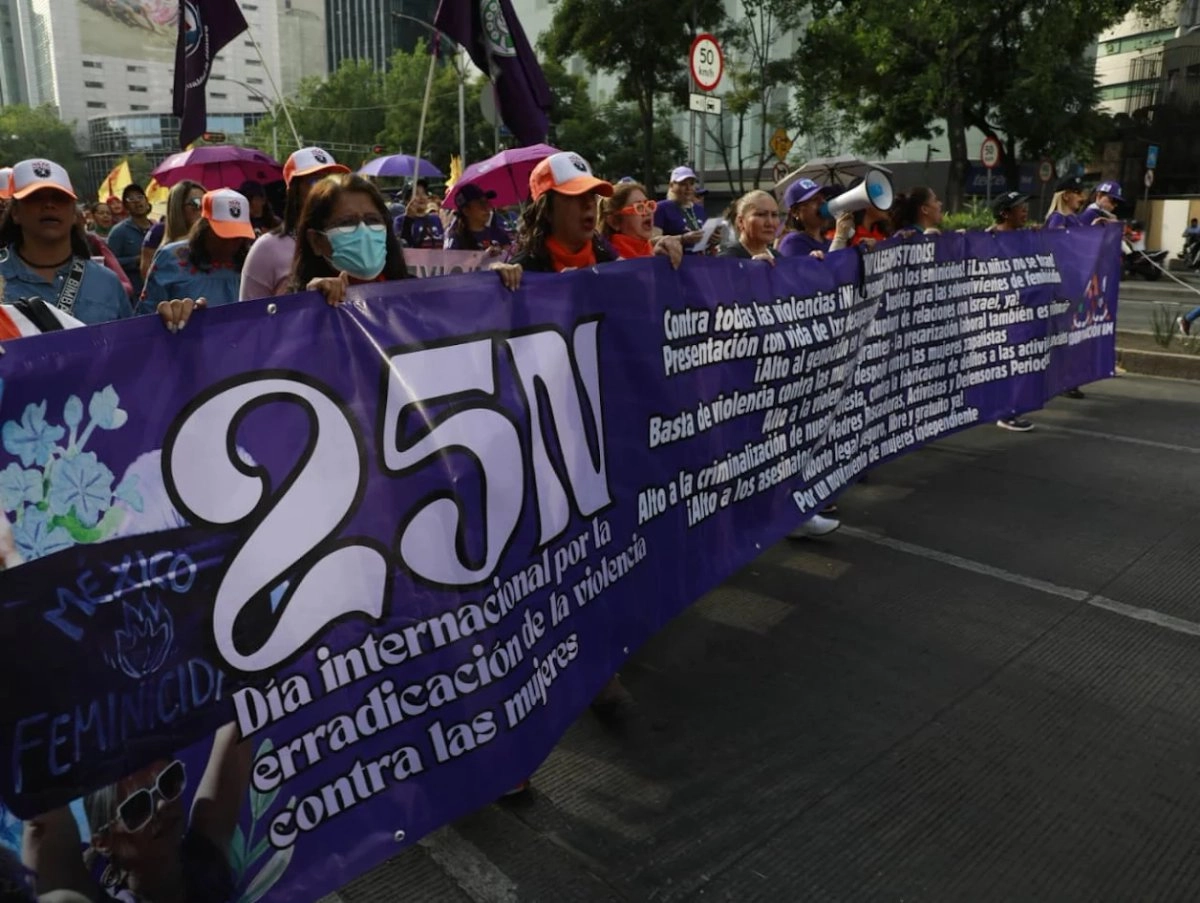 Contingente de colectivos feministas en la marcha del 25N, Día Internacional por la Eliminación de la Violencia contra las Mujeres, en la Ciudad de México. 