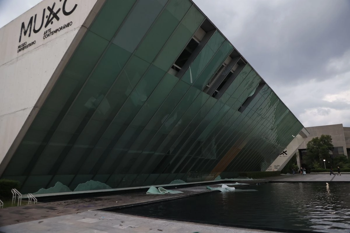 Varios vidrios del Museo Universitario de Arte Contemporáneo (MUAC) fueron rotos al llegar el contingente de la segunda marcha contra la gentrificación en la Ciudad de México. El contingente, que partió de la estación de Metrobús Fuentes Brotantes rumbo a la estación El Caminero, regresó por avenida Insurgentes hasta ingresar a Ciudad Universitaria.