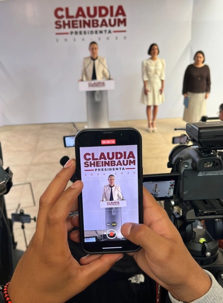La virtual presidenta electa Claudia Sheinbaum, junto a Luz Elena González Escobar, próxima titular de Sener, durante la presentación de Emilia Esther Calleja como próxima directora de la CFE, en la casa de transición en la alcaldía Iztapalapa, en la Ciudad de México, el 12 de agosto de 2024. Foto Luis Castillo