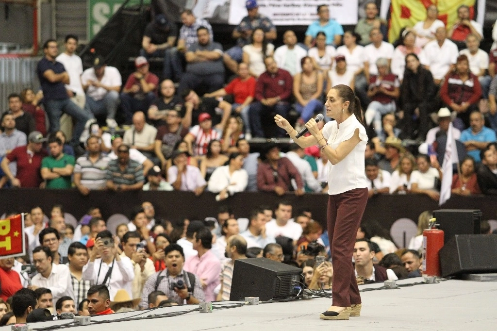Antes, en el centro de espectáculos Palco en Zapopan, la virtual candidata presidencial de Morena se reunió con alcaldes, diputados, regidores y dirigentes de su partido en la entidad. Foto Arturo Campos