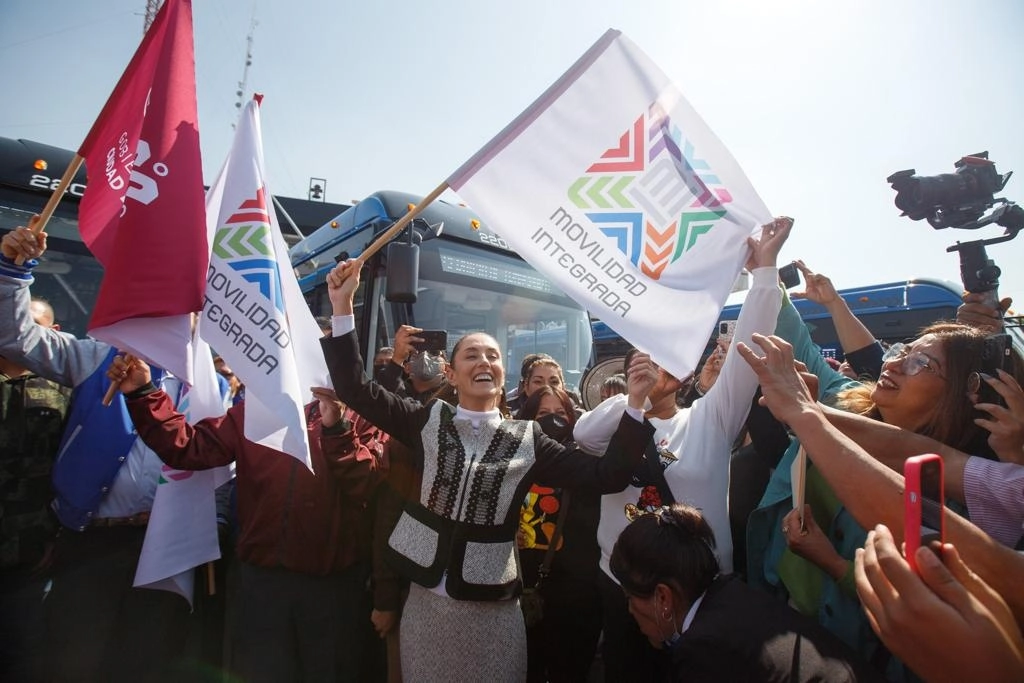 La jefa del Gobierno capitalino, Claudia Sheinbaum, presenta las nuevas unidades de Trolebús en la explanada de la alcaldía Gustavo A. Madero, en la Ciudad de México, el 19 de diciembre de 2022. Foto Pablo Ramos