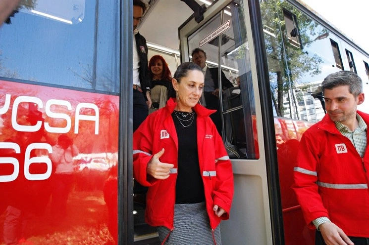 Claudia Sheinbaum, jefa de Gobierno de CDMX durante la entrega de 20 unidades de Metrobús en Álvaro Obregón. Foto Roberto García Ortiz