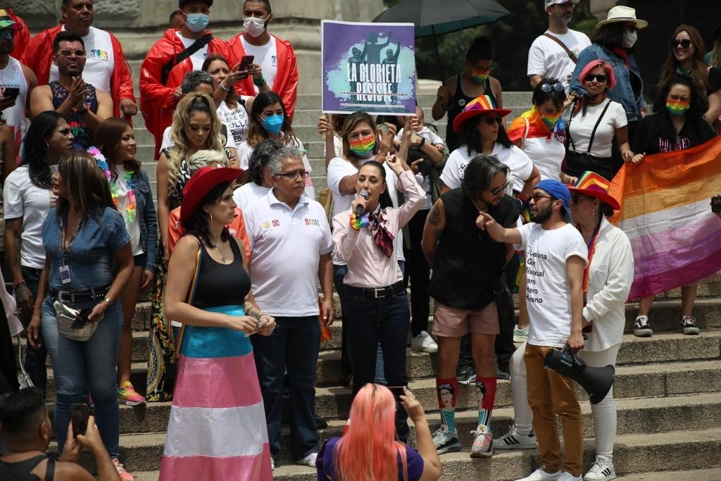 La jefa de gobierno de la Ciudad de México, Claudia Sheinbaum, en el Ángel de la Independencia, punto de partida de la XLIV Marcha del Orgullo LGBTTTIQ+. Foto Yazmín Ortega Cortés
