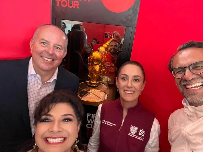 Sheinbaum da inicio a la gira en Iztapalapa de la Copa del Mundo de futbol que será entregada en Qatar.Foto @Claudiashein
