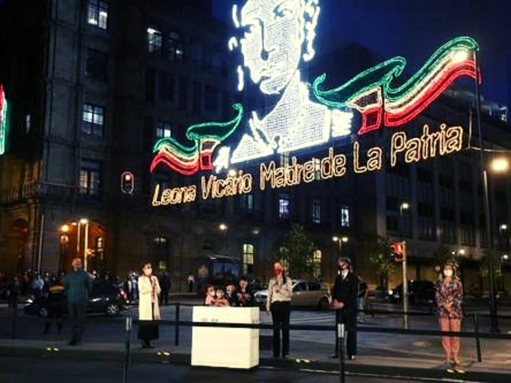 En el encendido del alumbrado decorativo en los edificios aledaños al Zócalo con motivo de las fiestas patrias, la jefa de Gobierno, Claudia Sheinbaum, destacó como símbolos patrios la imagen de Leona Vicario y el águila juarista. Foto Yazmín Ortega Cortés