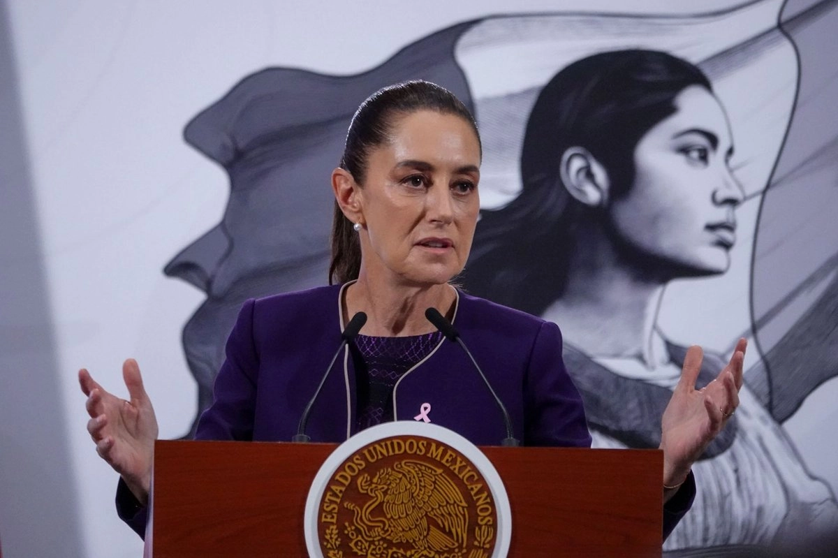 La presidenta Claudia Sheinbaum refirió que cuando un connacional al que se le violaron sus derechos o es víctima de algún abuso en estos operativos antimigratorios, es acompañado por el apoyo consular con abogados. Imagen del 21 de octubre de 2025. Foto 