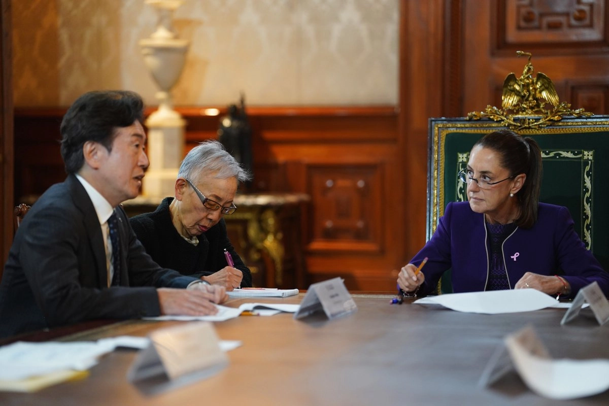 La presidenta Claudia Sheinbaum Pardo (c) durante a reunión con el director ejecutivo mundial de Mazda Motor Corporation, Masahiro Moro (izq) y su equipo. Foto tomada de 