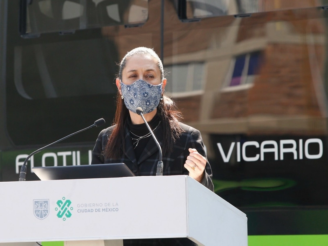 La Jefa de Gobierno de la CDMX, Claudia Sheinbaum, durante el banderazo de salida de autobuses de la Red de Transporte de Pasajeros, ayer. Foto Guillermo Sologuren