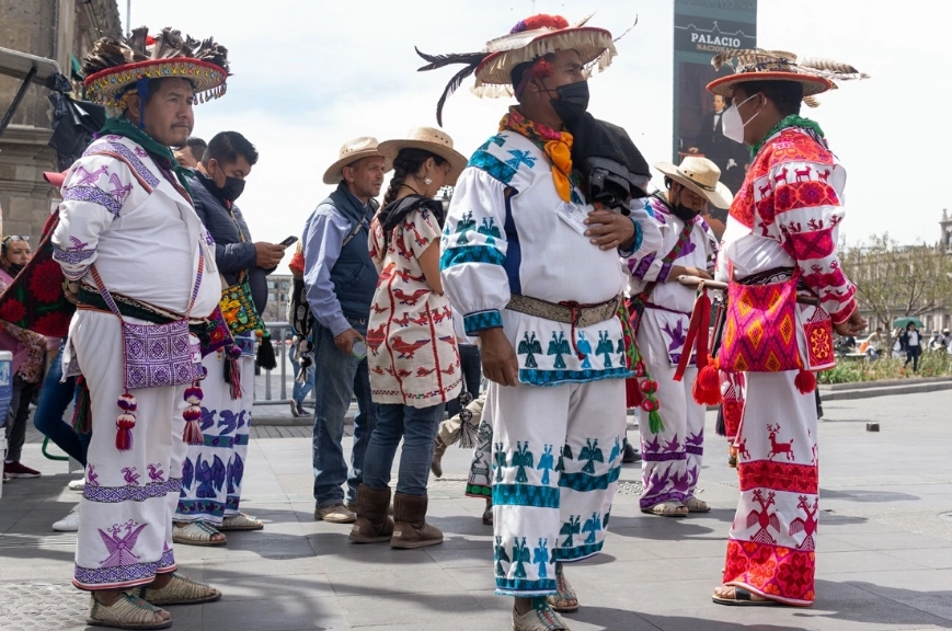 Integrantes del pueblo Wixárika en la Ciudad de México.