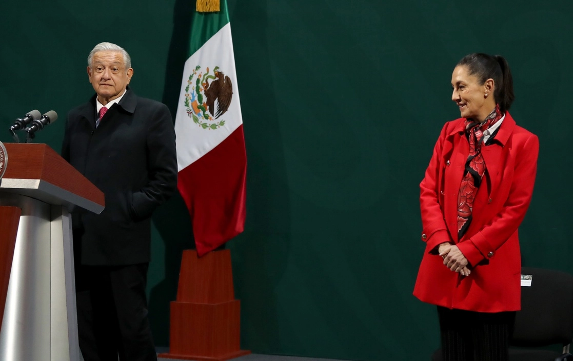 El presidente Andrés Manuel López Obrador acudió ayer a la presentación del informe sobre seguridad que ofreció la jefa de Gobierno, Claudia Sheinbaum. Foto Roberto García Ortiz