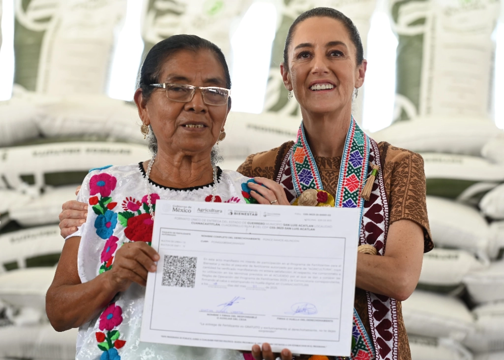La presidenta Claudia Sheinbaum encabezó en San Luis Acatlán, Guerrero, el arranque del Programa Nacional de Fertilizantes para el Bienestar que beneficiará a pequeños campesinos de todo el país, con la distribución de un millón de toneladas de fertilizantes. Foto cortesía Presidencia