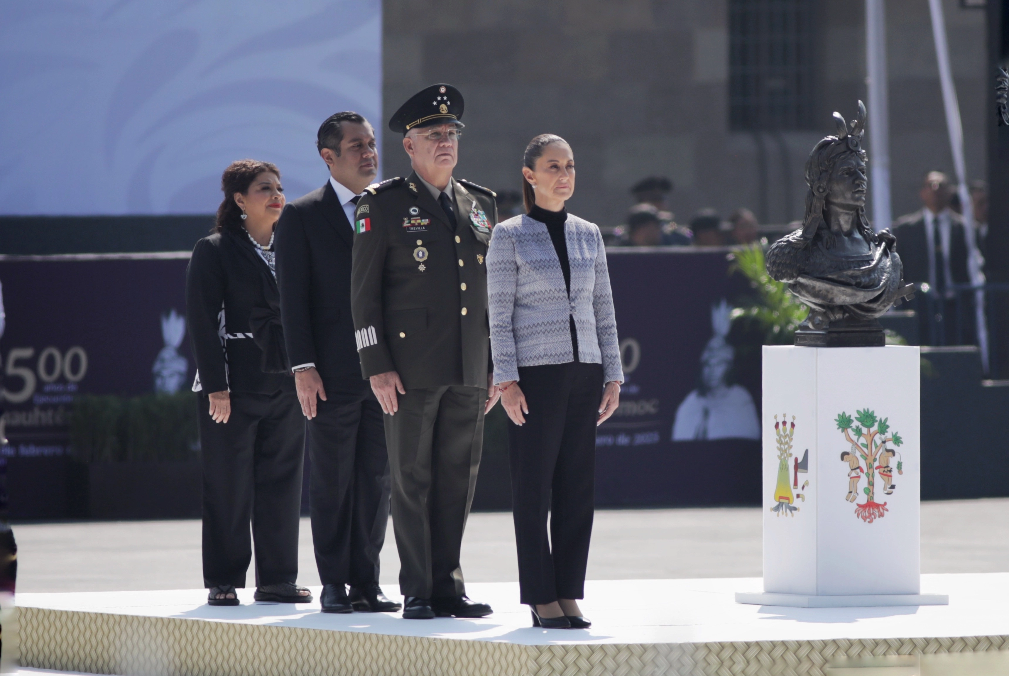 Detrás de un busto del Huey Tlatoani Cuauhtémoc, Claudia Sheinbaum Pardo; el general Ricardo Trevilla, secretario de Defensa; el presidente de la Cámara de Diputados, Sergio Gutiérrez Luna, y la jefa de Gobierno de la CDMX, Clara Brugada. Foto 