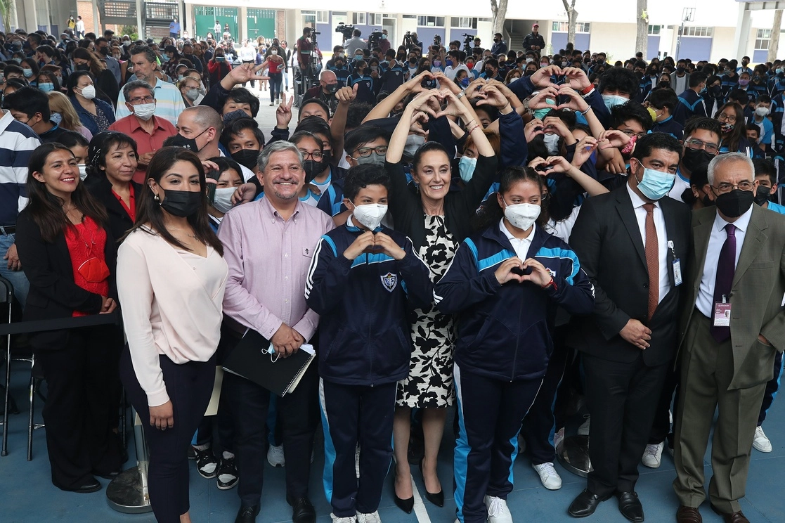 La jefa de Gobierno de la Ciudad de México, Claudia Sheinbaum, acudió a la secundaria diurna número 51, donde se instalaron las antenas del programa de Conectividad de Internet en Escuelas. Foto José Antonio López