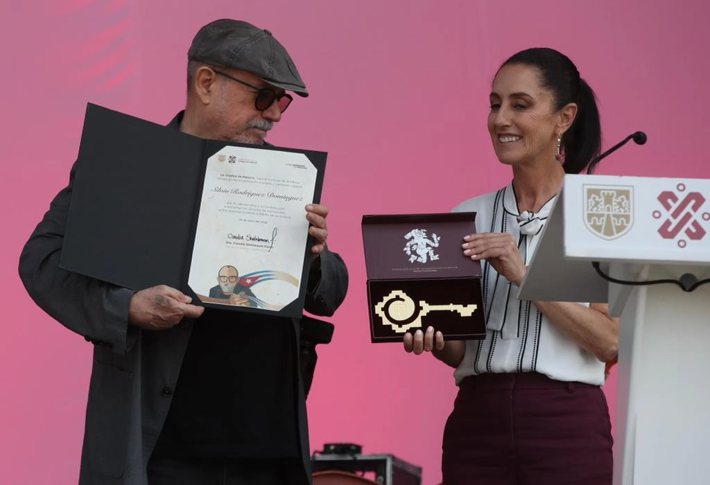 La Jefa de Gobierno de la Ciudad de México, Claudia Sheinbaum, entregó las Llaves de la Ciudad al cantautor Silvio Rodríguez. Foto José Antonio López
