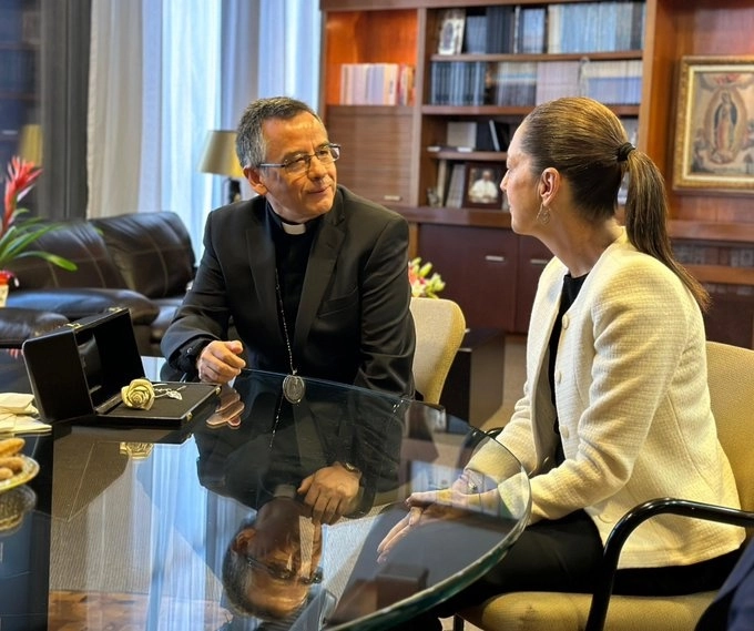 El rector de la Basílica de Guadalupe, monseñor Efraín Hernández Díaz y la candidata presidencial de Sigamos haciendo historia, Claudia Sheinbaum. Imagen tomada de https://twitter.com/Claudiashein