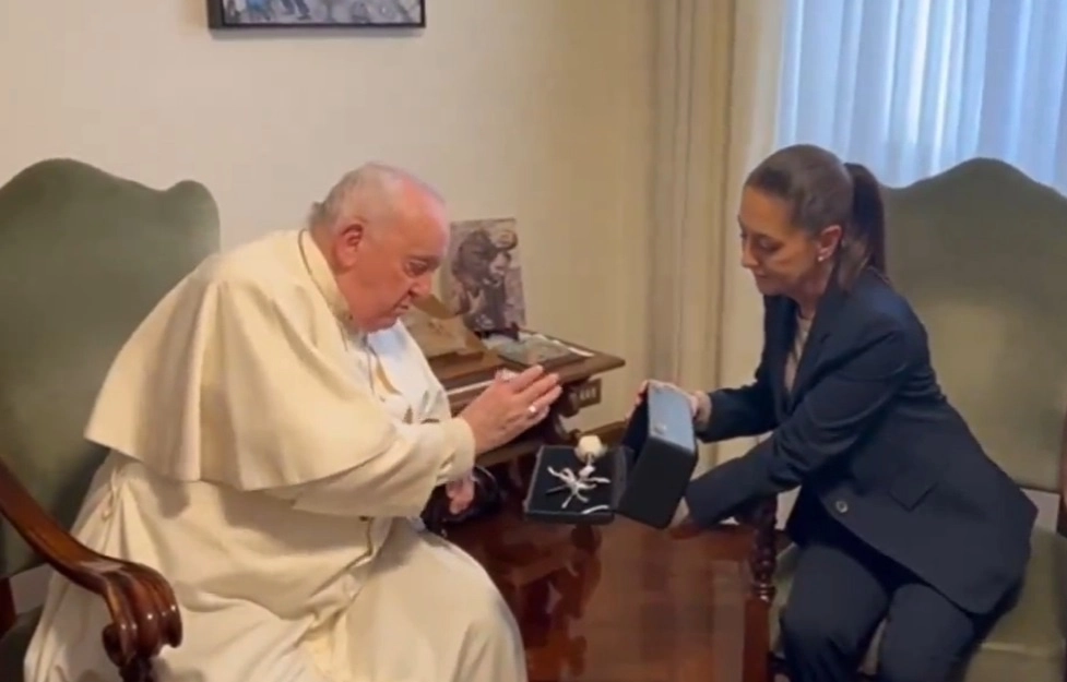 Imagen de tomada de un video difundido por la candidata del momento en que el jerarca católico bendijo la pieza de plata
