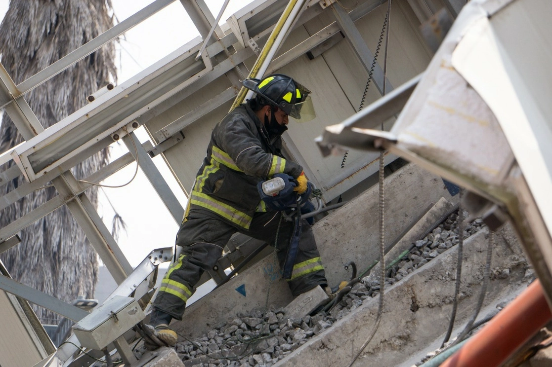 Trabajos de remoción de la estructura de la Línea 12 del Metro que colapsó el pasado 3 de mayo, en la alcaldía Tláhuac, CDMX. Foto Pablo Ramos
