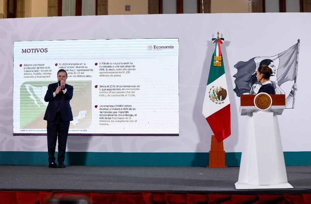 Marcelo Ebrard explica el plan sobre textiles en la mañanera de la presidenta Claudia Sheinbaum. Foto Germán Canseco