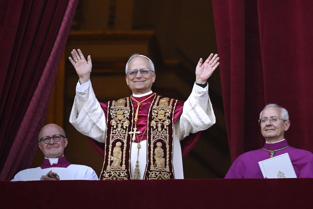 El cardenal Robert Prevost, Papa León XIV, el Papa número 267 de la historia, comparece ante sus fieles, en el balcón de la Basílica de San Pedro, a 8 de mayo de 2025, en La Ciudad del Vaticano (El Vaticano).  Foto