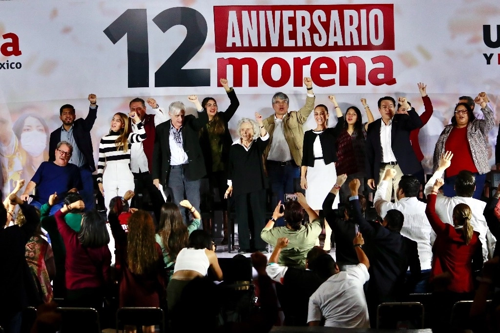 La virtual candidata estuvo acompañada por la escritora Elena Poniatowska; el director del FCE, Paco Ignacio Taibo II, y la plana mayor del partido, entre otros. Foto Luis Castillo 