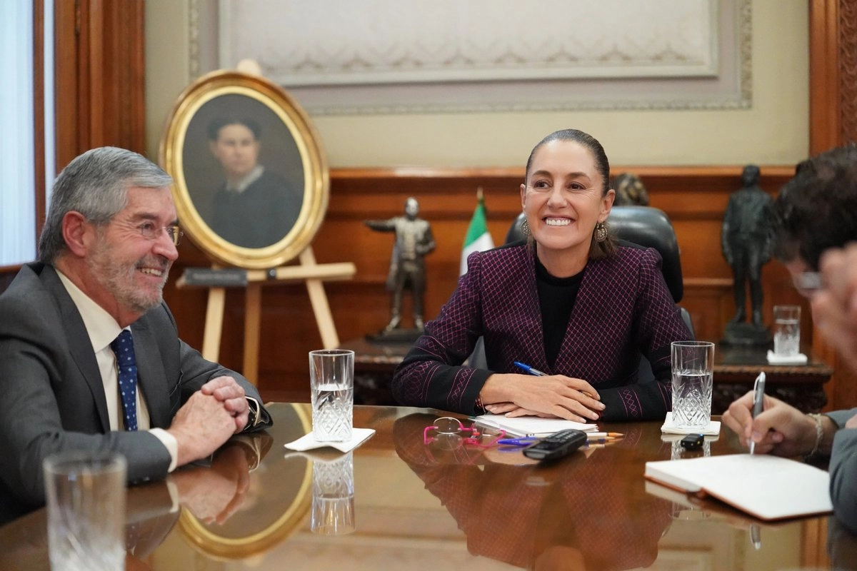 Durante la llamada, Sheinbaum Pardo estuvo acompañada del canciller Juan Ramón de la Fuente. Foto