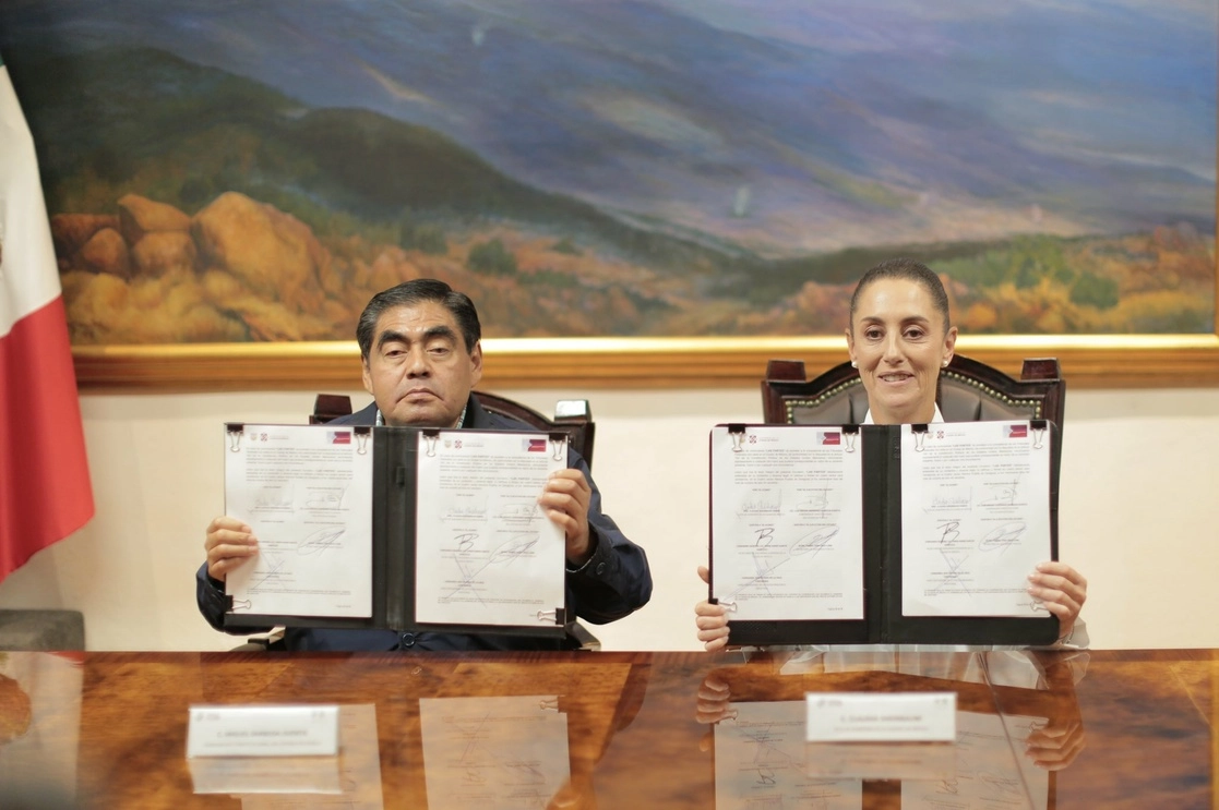 La jefa de gobierno de la CDMX, Claudia Sheinbaum, y el gobernador de Puebla, Luis Miguel Barbosa, durante la firma de un convenio de colaboración en materia de seguridad. Foto tomada de la cuenta de Twitter @Claudiashein