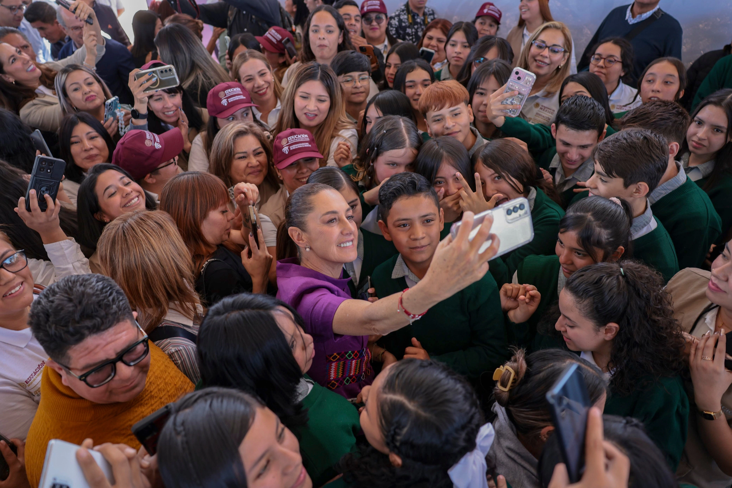 La mandataria estuvo en la secundaria general 17 de León, en donde entregó tarjetas de la beca universal “Rita Cetina” a estudiantes. Imagen tomada de @Claudiashein