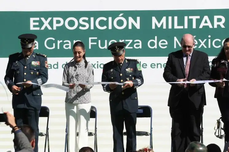 La Jefa de Gobierno de la Ciudad de México, Claudia Sheinbaum, inauguró la exposición militar "La Gran Fuerza de México" en la terminal Buenavista del Tren Suburbano. Foto Luis Castillo