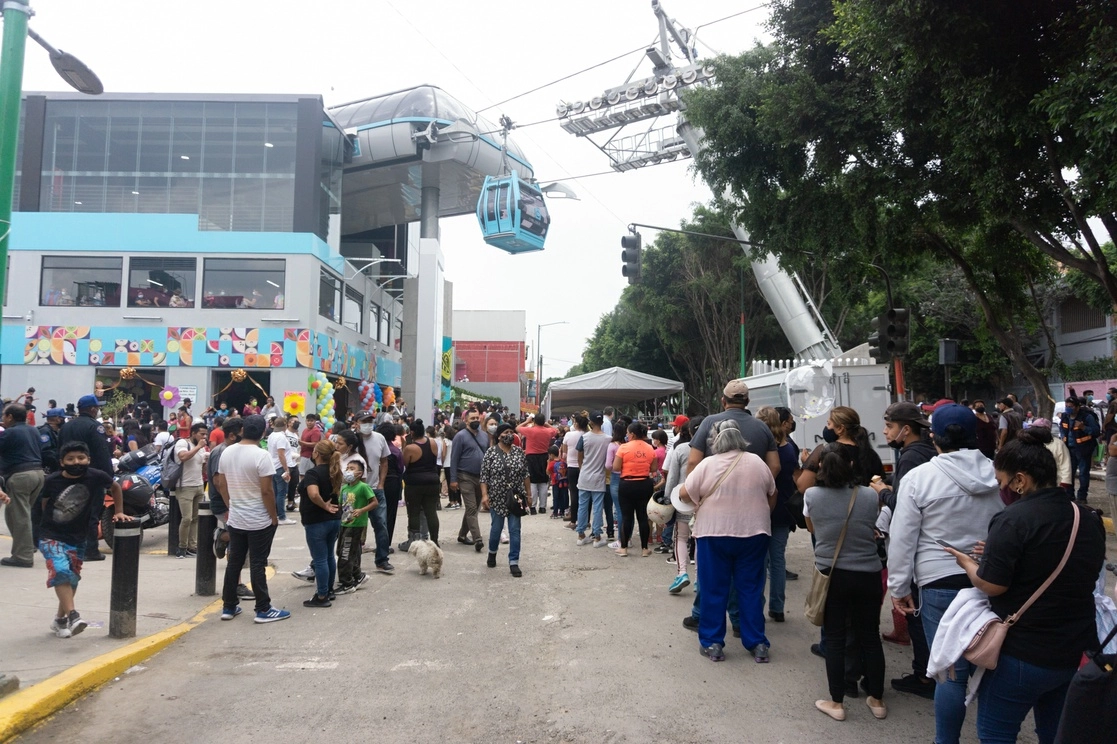 Cientos de personas hicieron fila para transportarse en el teleférico que corre de Constitución de 1917 a Santa Martha Acatitla. Tiene siete estaciones para un recorrido en 37 minutos, casi 50 por ciento menos de la hora 15 minutos que se tarda por tierra. La gobernante dijo que esa obra “es un ejemplo de justicia social” para los habitantes del oriente de la capital. Foto Pablo Ramos