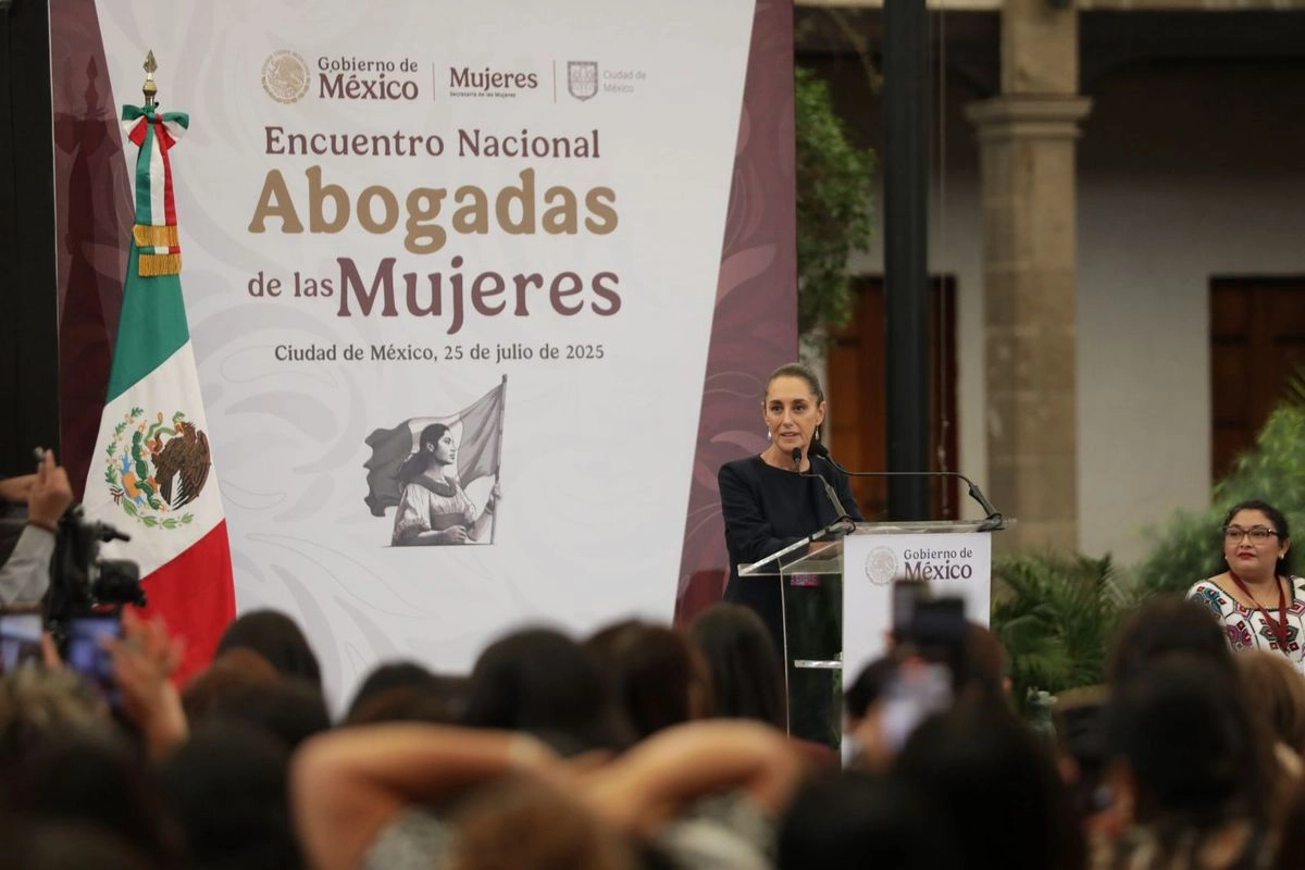La presidenta Claudia Sheinbaum encabezó el "Encuentro nacional de abogadas de las mujeres", que se realizó en el Claustro de Sor Juana, en la Ciudad de México, el 25 de julio de 2025. Foto 
