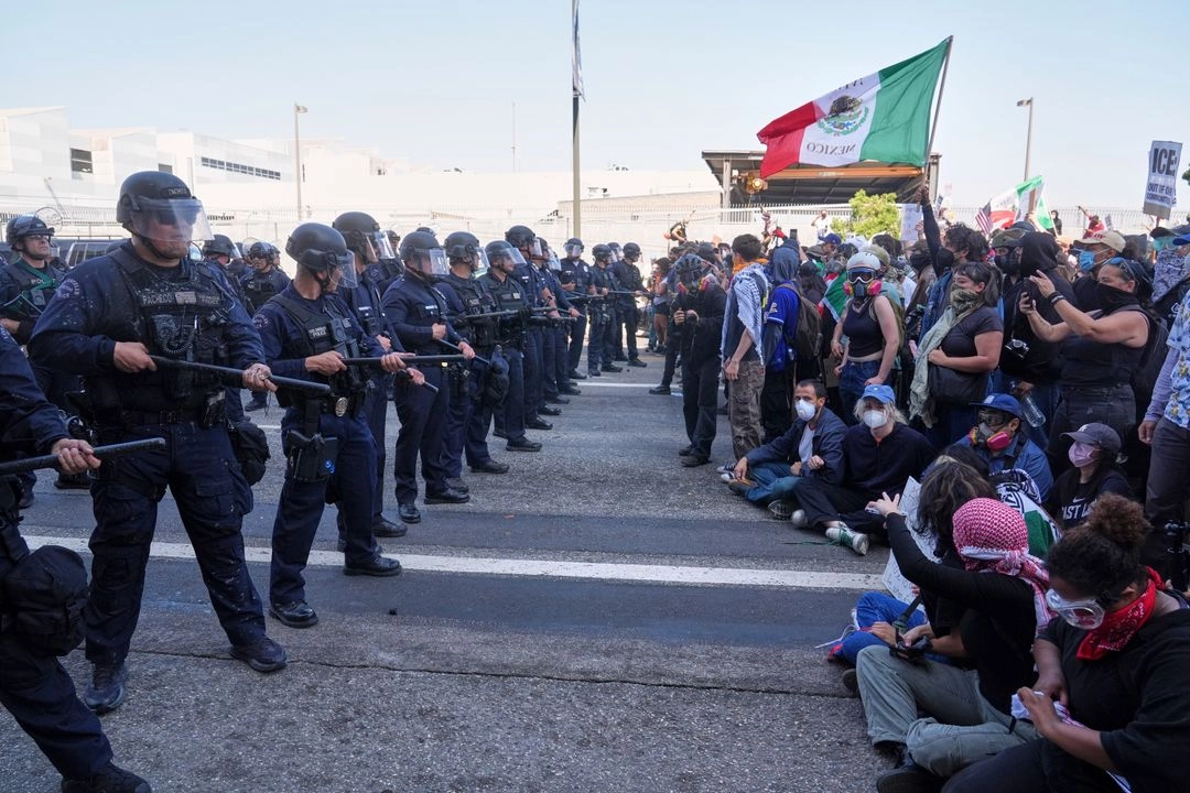 En el tercer día consecutivo de protestas en Los Ángeles, California, miembros de la Guardia Nacional se enfrentaron contra miles de manifestantes. En varios puntos de la ciudad, los agentes lanzaron gases lacrimógenos, balas de goma y granadas de aturdimiento. un helicóptero de la policía que sobrevoló a una multitud en la calle 1 amenazó por altoparlantes: "Los tengo a todos grabados. Voy a ir a sus casas".