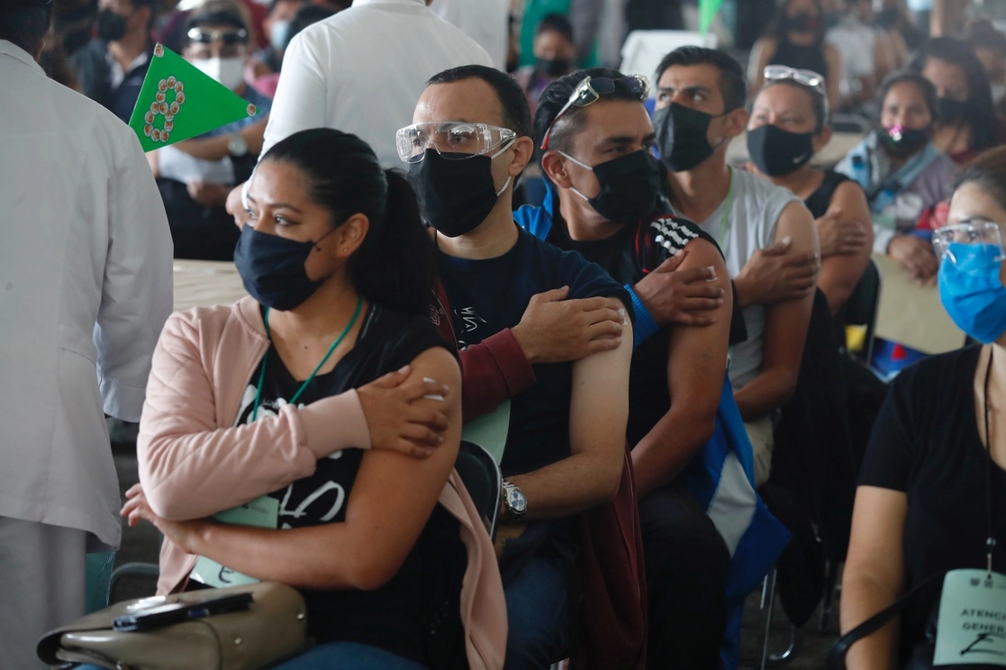 La jefa de Gobierno de la Ciudad de México manifestó ayer que el aumento en el número de contagios está muy lejos de la situación que se vivió en enero y se da sobre todo en la población que aún no está vacunada, principalmente jóvenes. Foto Cristina Rodríguez