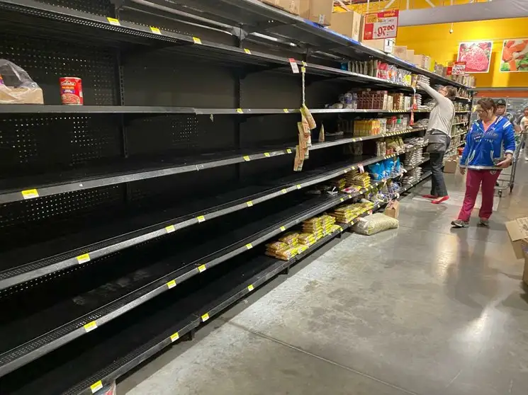 Esta tarde se observan estantes vacíos en el Sam's Club de Cuemanco. Foto: La Jornada