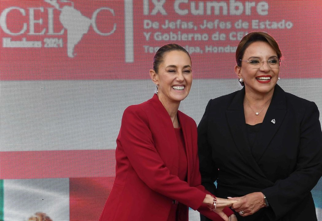 La presidenta de México, Claudia Sheinbaum, saluda a la presidenta de Honduras, Xiomara Castro (der.), a su llegada a la IX Cumbre de Estados de América Latina y el Caribe (CELAC), en el Banco Central de Honduras (BCH) en Tegucigalpa, el 9 de abril de 2025. Foto 