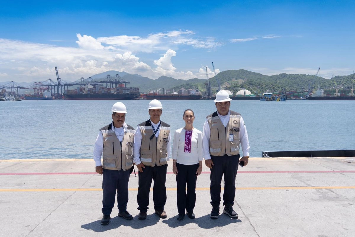 "Estamos posicionando lo hecho en México y además seguimos exportando por eso el desarrollo de los puertos como el de Lázaro Cárdenas, Michoacán, el de Manzanillo, Colima y el de Salina Cruz, Oaxaca" junto con los del Golfo de México.

