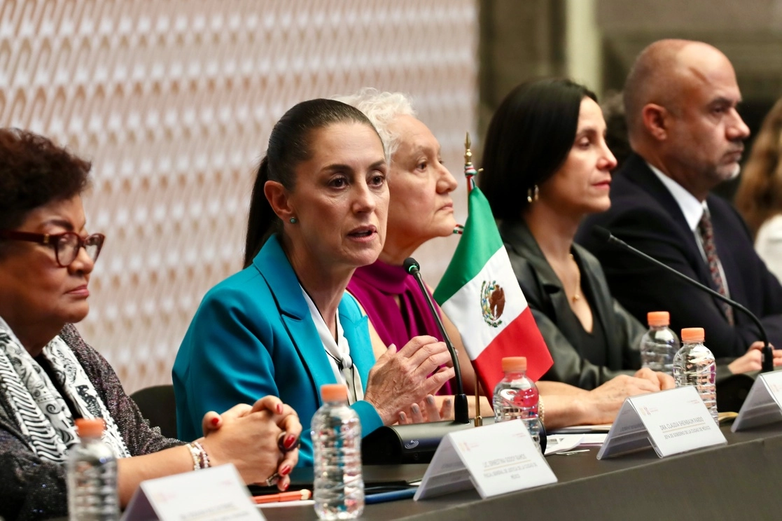 La jefa de Gobierno se reunió ayer con diplomáticos para mostrar los avances en su política. Foto Roberto García Ortiz