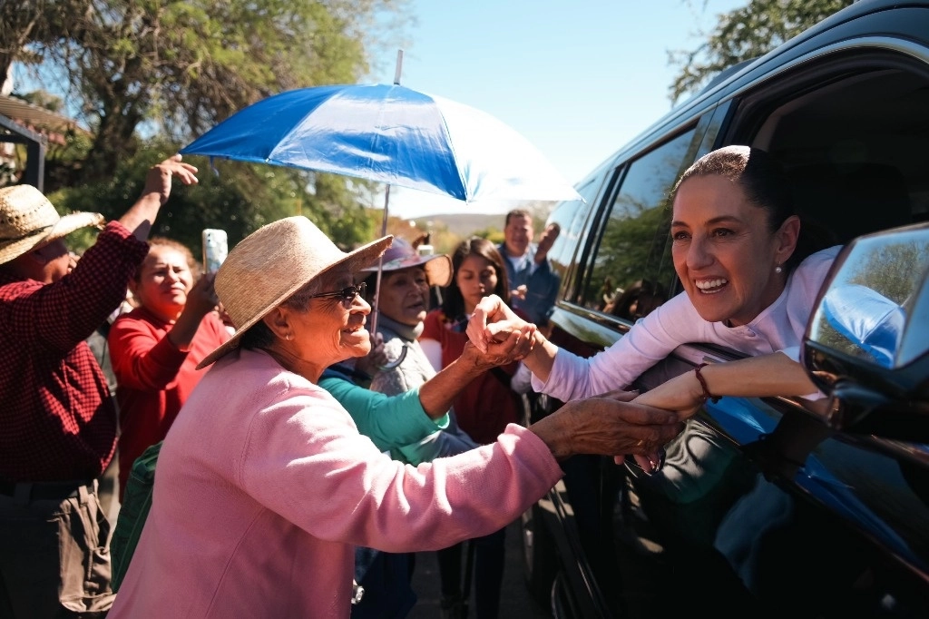 La generosidad del pueblo de México no la tiene ningún otro en el mundo, dijo ayer la Presidenta en Oaxaca, donde pobladores se arremolinaban a su paso para saludarla. Foto Presidencia 