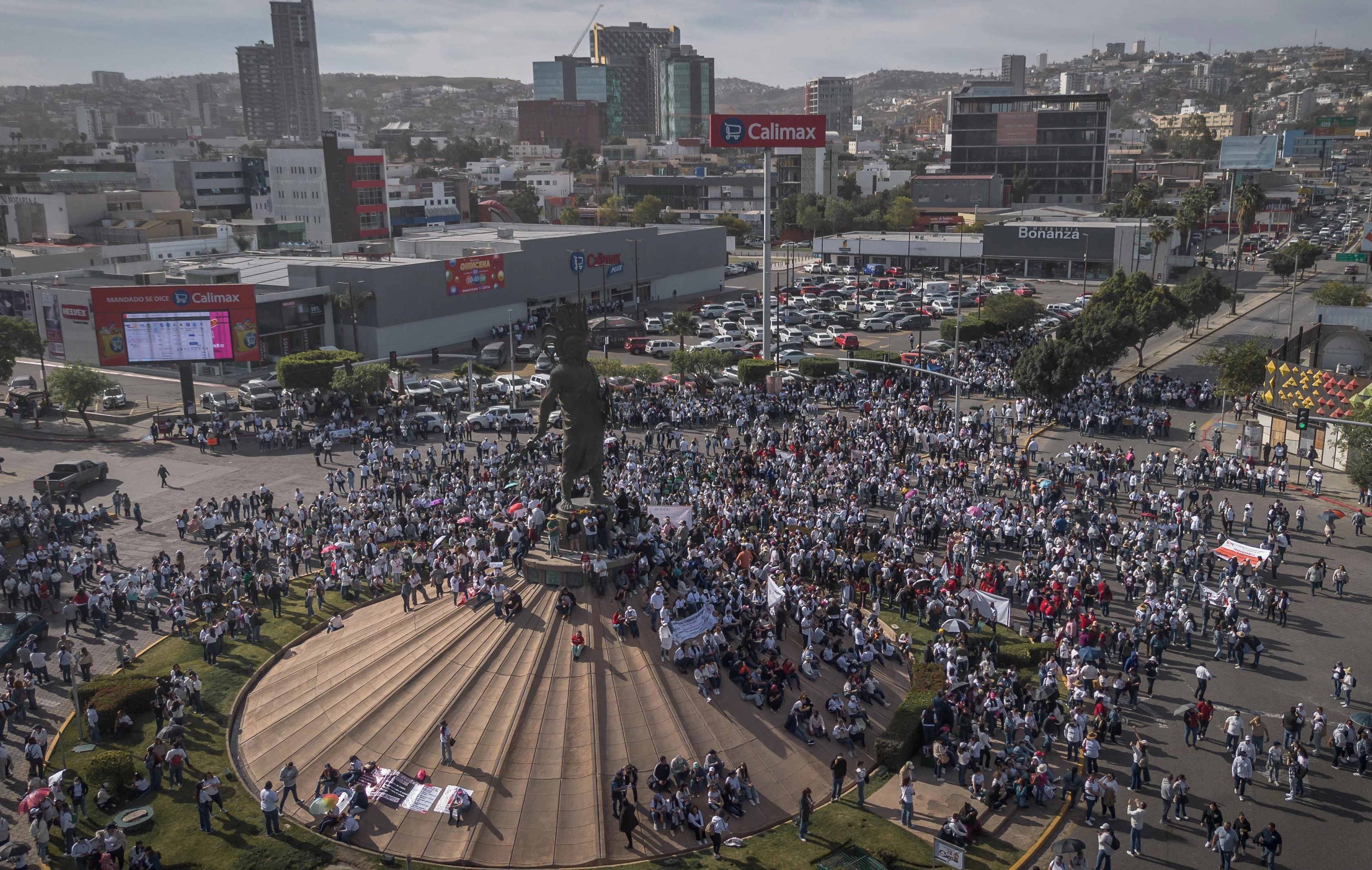 Mientras Claudia Sheinbaum indicó que no hay necesidad de movilizaciones, maestros de BC (Tijuana en la imagen), Oaxaca, Tabasco y CDMX escalaron ayer con paros, toma de casetas y marchas sus protestas contra la reforma a la Ley del Issste, pues afirman que afectará sus ingresos y pensiones. En la capital, miles bloquearon los accesos a San Lázaro. Foto 