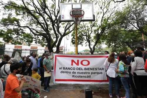 Habitantes de la zona acudieron también ayer a mostrar su rechazo a la obra. Foto Yazmín Ortega Cortés
