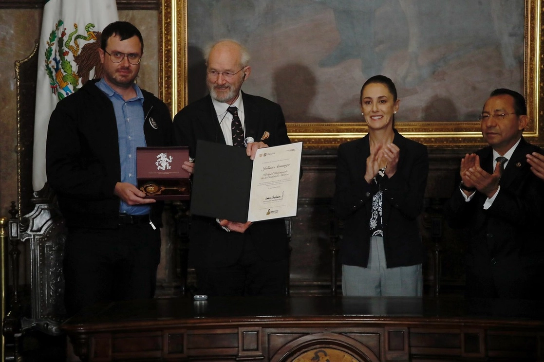 La jefa del Gobierno capitalino, Claudia Sheinbaum, encabeza la ceremonia de nombramiento como Huésped Distinguido a Julian Assange, que fue recibido por John y Gabriel Shipton, padre y hermano del periodista, en el Palacio Virreinal. Foto Cristina Rodríguez