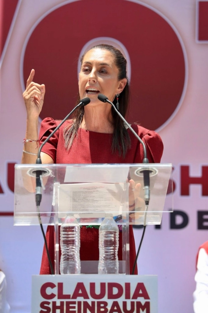 Claudia Sheinbaum, aspirante presidencial de la coalición Sigamos Haciendo Historia, concluye su evento en la explanada de la alcaldía Coyoacán, en la Ciudad de México, el 5 de mayo de 2024. Foto Luis Castillo